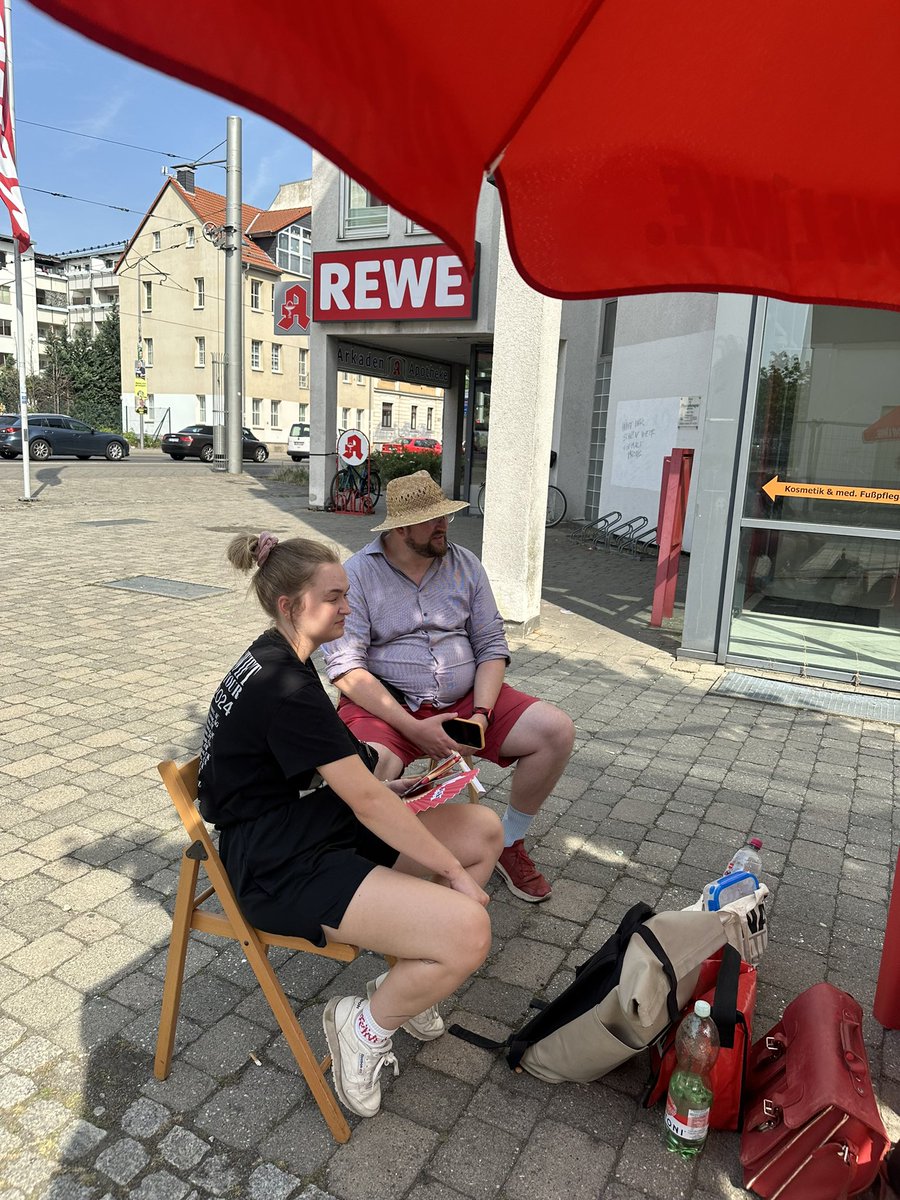 Gestern nochmal Alles gegeben. Vormittags in den Wahlkreisen von Livia Stöckmann &amp; <a href="/UweFiedler3/">Uwe Fiedler</a>, dann Gespräch mit <a href="/namduy_/">Nam Duy Nguyen</a> zum Osten. Abends mit <a href="/luna_le/">Jule Nagel</a> bei der Radnacht am Südplatz. Ab 10 Uhr heute mit <a href="/Bedam99/">Adam Bednarsky</a> in Grünau und ab 17 Uhr beim Friedensfest von <a href="/DIELINKELeipzig/">DIE LINKE. Leipzig</a>