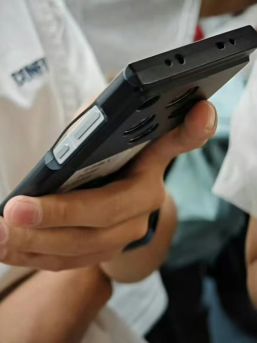 SujanTharu66's tweet photo. OPPO Find X8 engineering machine wearing a confidentiality case
#oppoFind8 #oppofindx8pro #oppo https://t.co/9VNWm3fwLl