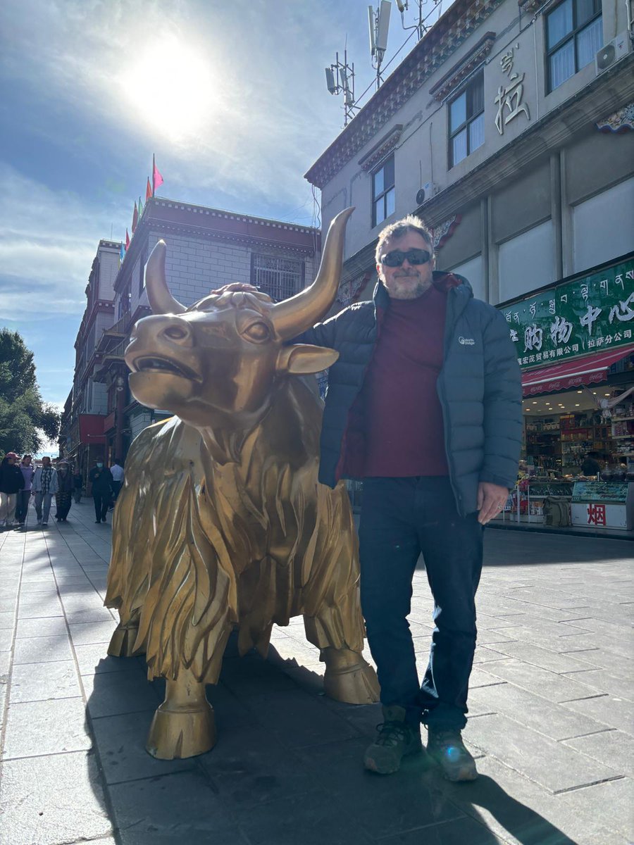 Matthew has found some time to sightsee in Lhasa. Lots of yak- related art as you can see...🤣🤣
