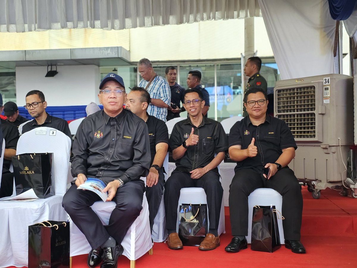 Pengarah Kerja Raya Melaka Tuan Ir. Hj. Mohamad Salzeli bin Moktar pagi ini hadir ke Sambutan Hari Kebangsaan 2024 di Dataran Pahlawan.

Jabatan Kerja Raya Melaka juga tidak melepaskan peluang menyertai Perarakan Perbarisan dan Perarakan Aset-aset Jentera JKR.