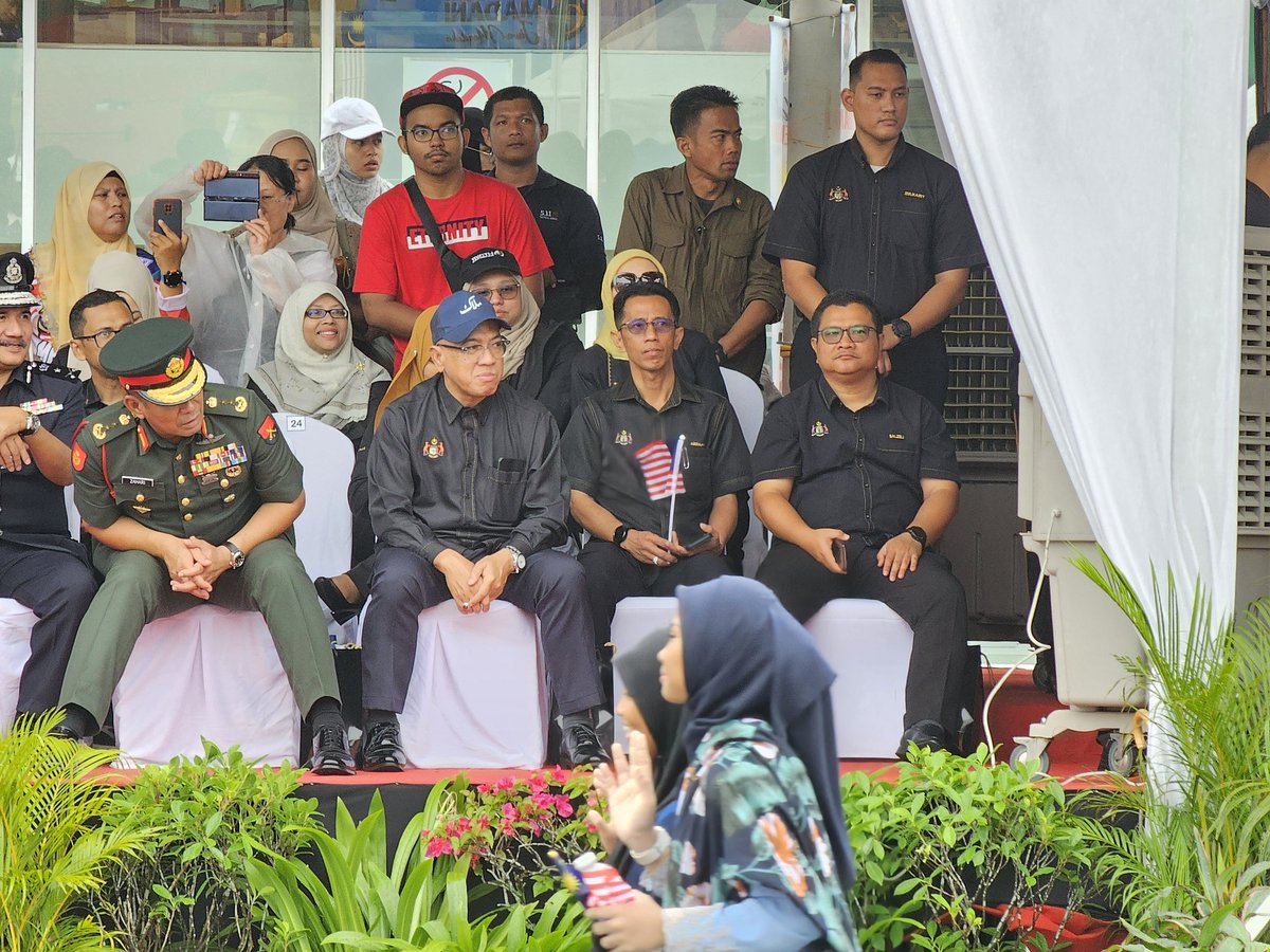JKRMelaka's tweet photo. Pengarah Kerja Raya Melaka Tuan Ir. Hj. Mohamad Salzeli bin Moktar pagi ini hadir ke Sambutan Hari Kebangsaan 2024 di Dataran Pahlawan.

Jabatan Kerja Raya Melaka juga tidak melepaskan peluang menyertai Perarakan Perbarisan dan Perarakan Aset-aset Jentera JKR. https://t.co/yclo0piiuF