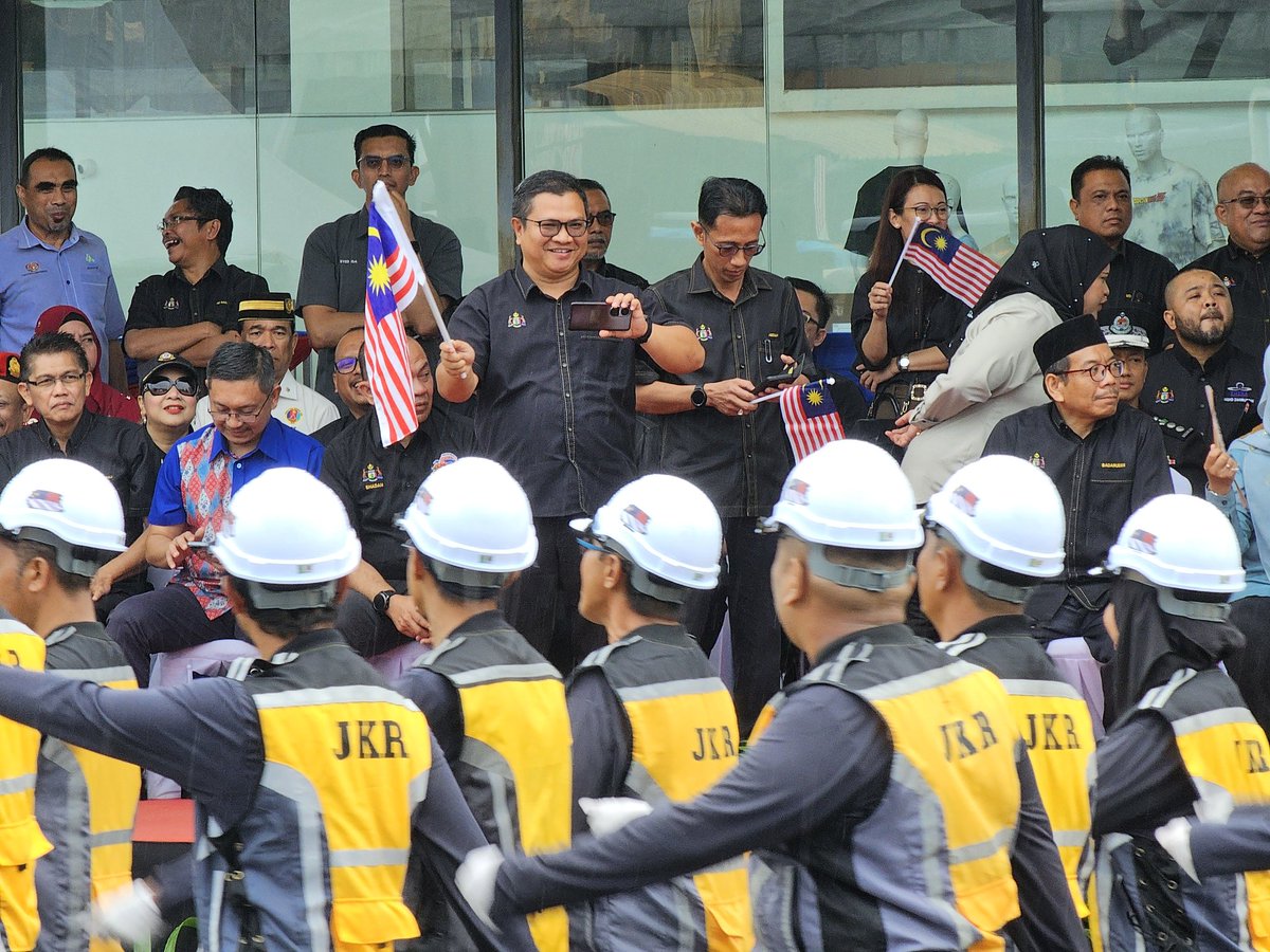 JKRMelaka's tweet photo. Pengarah Kerja Raya Melaka Tuan Ir. Hj. Mohamad Salzeli bin Moktar pagi ini hadir ke Sambutan Hari Kebangsaan 2024 di Dataran Pahlawan.

Jabatan Kerja Raya Melaka juga tidak melepaskan peluang menyertai Perarakan Perbarisan dan Perarakan Aset-aset Jentera JKR. https://t.co/yclo0piiuF