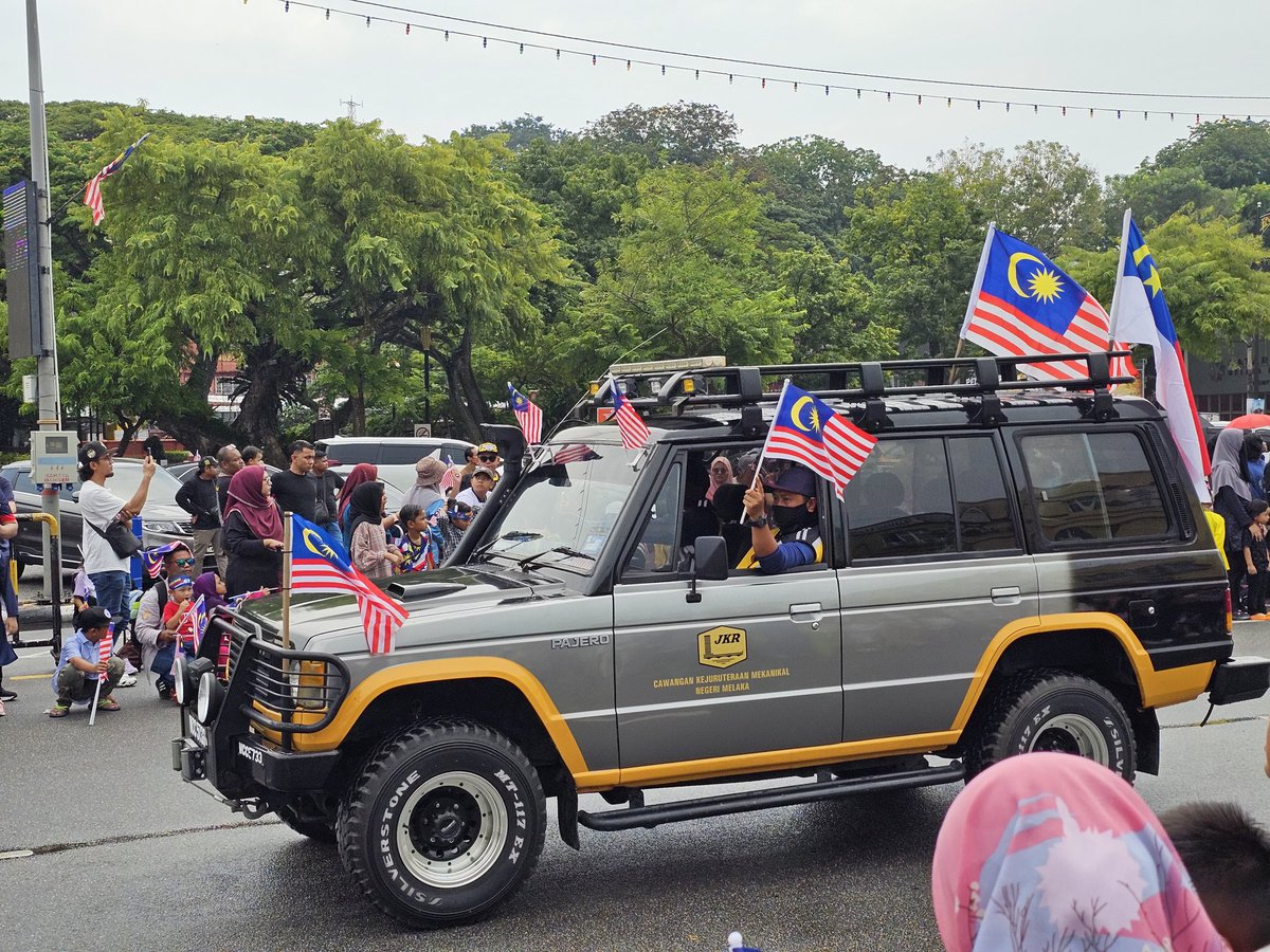 JKRMelaka's tweet photo. Pengarah Kerja Raya Melaka Tuan Ir. Hj. Mohamad Salzeli bin Moktar pagi ini hadir ke Sambutan Hari Kebangsaan 2024 di Dataran Pahlawan.

Jabatan Kerja Raya Melaka juga tidak melepaskan peluang menyertai Perarakan Perbarisan dan Perarakan Aset-aset Jentera JKR. https://t.co/yclo0piiuF