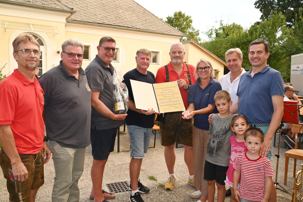 NachbarServus's tweet photo. Oberwaltersdorf: Musikverein steckte aus / Der ehemalige Vereinsobmann Gerhard Izso wurde mit der "Silbernen Ehrennadel" überrascht.
#oberwaltersdorf #musik #musikverein #ehrung #ehrennadel #heurigen #matousek #kapellmeister
https://t.co/LPHZFAElkL https://t.co/na4wujuswQ