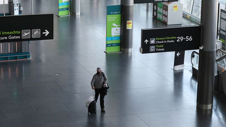 DublinAirport's tweet image. Where is everyone this morning?

#Oasis25 🎟️