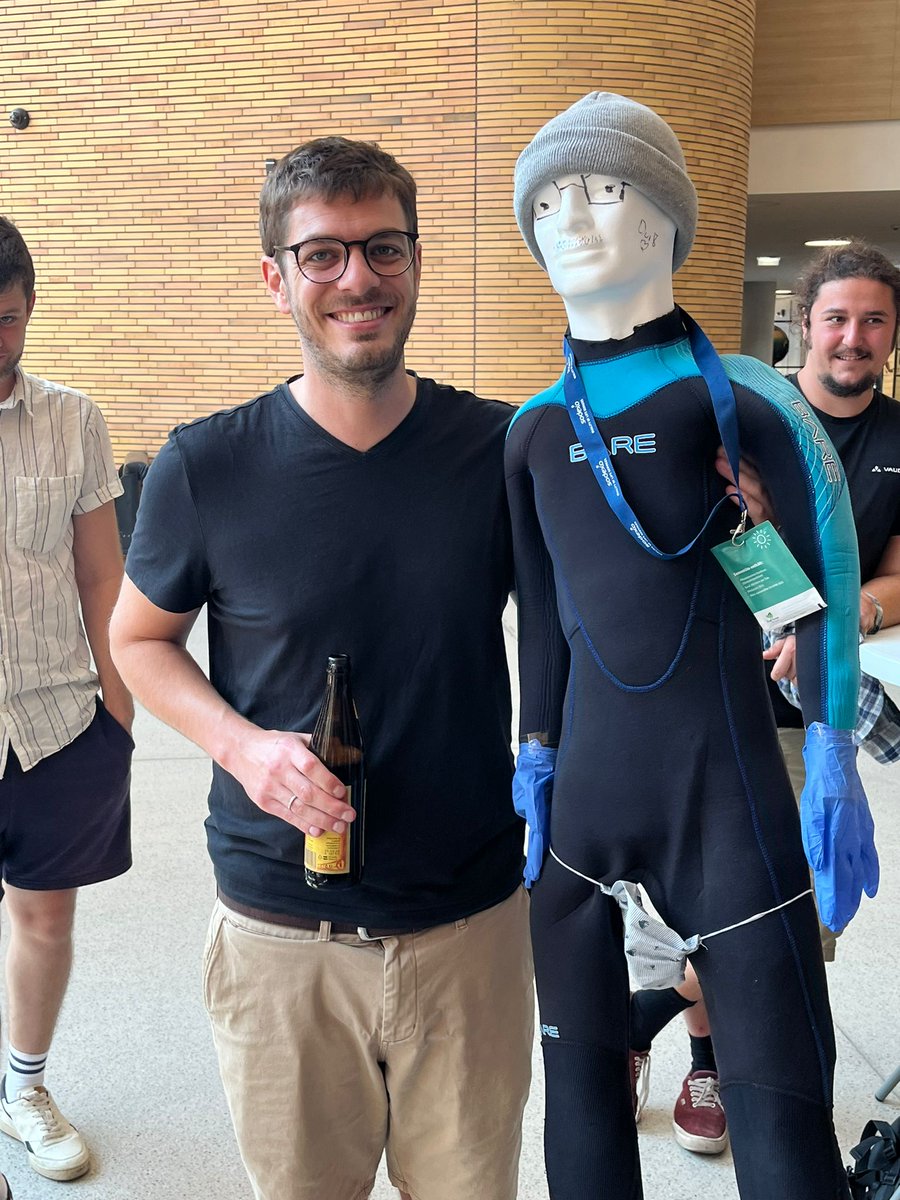 very proud of <a href="/SH_Decker/">Sebastian Decker</a> for defending his PhD thesis last week on boring bryozoans. Great work Basti! 🍻🍻
