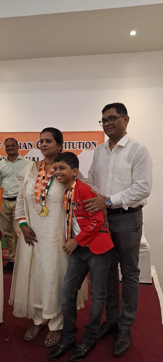 indiabookrecord's tweet image. Shivansh Kumar Masram set a record for recalling the &apos;Maximum Bold Words of a Book by a Child,&apos; flawlessly remembering bold words from pages 1 to 100 !
#IBR #MemoryMaster #Recall #RecordBreaker #IndiaBookofRecords #YoungGenius #FocusGoals #Identifying #Record #BookwormVibes