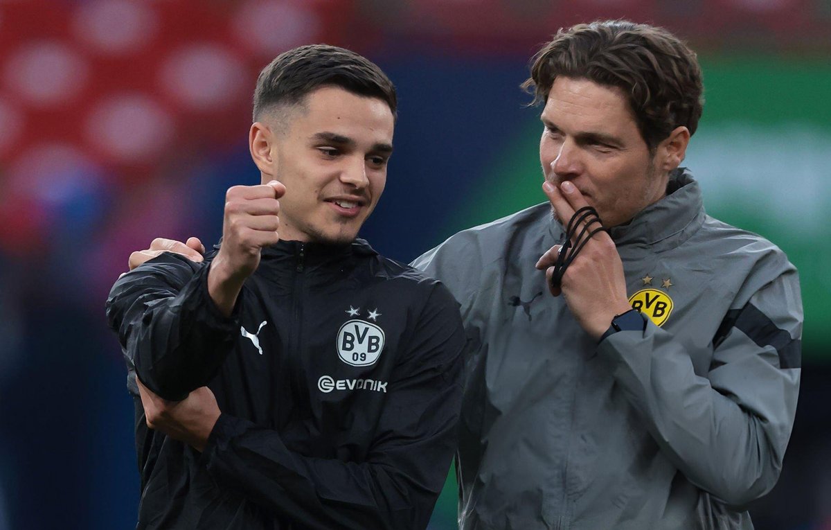 aritrabvb1909's tweet photo. Kjell Wätjen almost left the club two years ago. Salzburg was courting Wätjen and had nearly reached an agreement with him. Edin Terzic, then Technical Director, and Lars Ricken, who was still Youth Chief at the time, showed him a career plan that would end with the pros. That has now happened. [SPORTBILD]