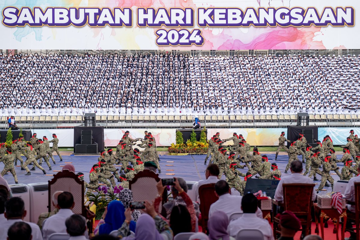 Saya dan Azizah hadir berhimpun di Dataran Putrajaya pagi tadi bersama ratusan ribu rakyat Malaysia dari seluruh negara untuk meraikan sambutan Hari Kebangsaan Ke-67.

Bangga melihat penyertaan penuh bersemangat dan bertenaga daripada pasukan keselamatan, badan penguat kuasa,
