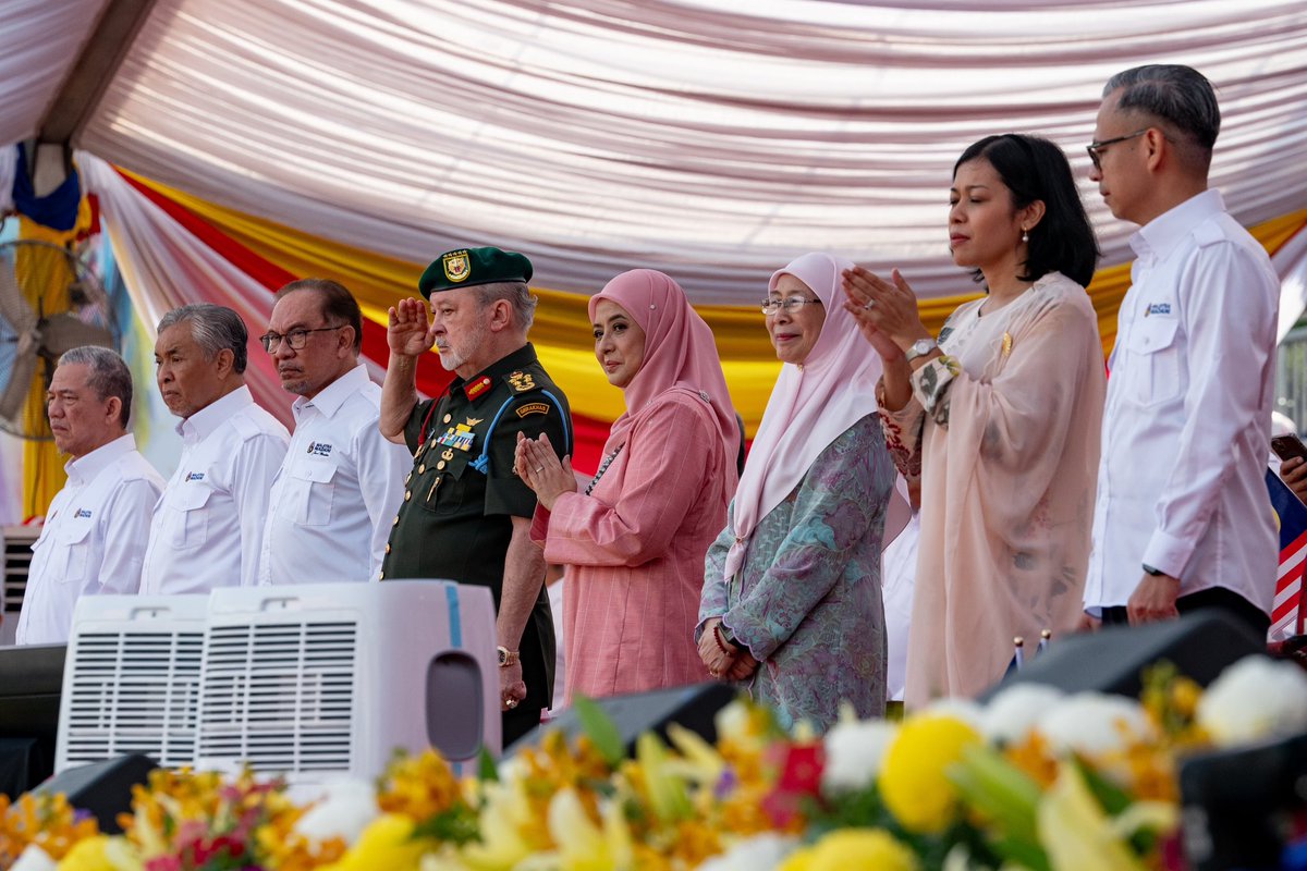 anwaribrahim's tweet photo. Saya dan Azizah hadir berhimpun di Dataran Putrajaya pagi tadi bersama ratusan ribu rakyat Malaysia dari seluruh negara untuk meraikan sambutan Hari Kebangsaan Ke-67.

Bangga melihat penyertaan penuh bersemangat dan bertenaga daripada pasukan keselamatan, badan penguat kuasa, agensi-agensi Kerajaan, syarikat-syarikat swasta serta anak-anak pelajar dalam perarakan kemerdekaan ini.

Saya juga kagum melihat pelbagai persembahan yang memukau, terutamanya pertunjukan aset-aset udara serta persembahan Malaysia MADANI Jiwa Merdeka yang mengangkat tema integriti dengan mengetengahkan perjuangan membersihkan negara daripada rasuah.

Persembahan dan sorakan menakjubkan daripada sekitar 2,000 anak-anak pelajar yang memenuhi pasukan Teres Grafik Manusia juga mencuri tumpuan sepanjang perarakan ini.

Penghargaan tertinggi dan syabas buat ratusan ribu rakyat Malaysia pelbagai kaum yang sanggup menunggu seawal pagi semata-mata mahu menyemarakkan sambutan kemerdekaan tahun ini. 

Semoga sambutan hebat ini mencetus inspirasi untuk kita bersama-sama memaknai kemerdekaan yang telah kita nikmati sejak 67 tahun lalu dengan semangat perpaduan yang utuh dan jiwa rakyat yang bebas dan merdeka.

MERDEKA!
MERDEKA!
MERDEKA!
🇲🇾 

#MalaysiaMADANI
#JiwaMerdeka