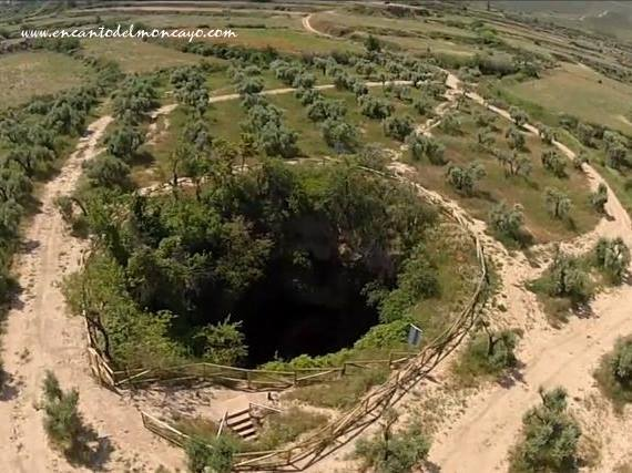 gozARTE's tweet photo. Hace unos días os preguntaba dónde está este lugar, uno de los más singulares de la comarca del #Moncayo. Pues bien, es el pozo de los #Aines, en #Grisel, una gran sima abierta en el suelo a cuyo interior se puede descender. Su peculiar nombre parece que deriba del árabe "ayn", que significa manantial o fuente, aunque la imaginación popular inventó una historia que habla de una tal Inés, que cayó al pozo y murió en sus profundidades. Según esa historia la gente acabaría llamándolo el pozo de la Inés y finalmente el pozo de los Aines.
¿Cómo se formó? La leyenda cuenta que allá por el siglo XVI un morisco (o sea, un musulmán que se había tenido que bautizar tras la conversión forzosa de 1526) decidió trabajar un día festivo, unos dicen que el Corpus, otros que la Virgen de Agosto... Comenzó la faena y entonces se oyó un gran estruendo, desapareciendo el trillo y las caballerías por el gran agujero que se abrió en el suelo.
Sea como sea, la verdad es que es un sitio que merece la pena visitar. ¿Lo conocéis?