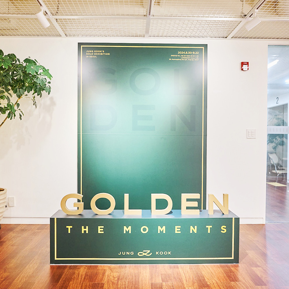 HYBEINSIGHTtwt's tweet photo. [HYBE INSIGHT] Jung Kook Exhibition 'GOLDEN : The Moments' IN SEOUL

정국 전시 'GOLDEN : The Moments'가 진행되고 있는
르메르디앙 목시 빌�� 옆, 바치 커피(Bachi Coffee)에서
전시 포스터로 꾸며진 ���운지와 음료 구매 시 제공되는
POSTCARD 특전 이벤트도 만나보세요! 🎉

#JungKook #정국 #JungKook_GOLDEN #TheMoments #HYBEINSIGHT
