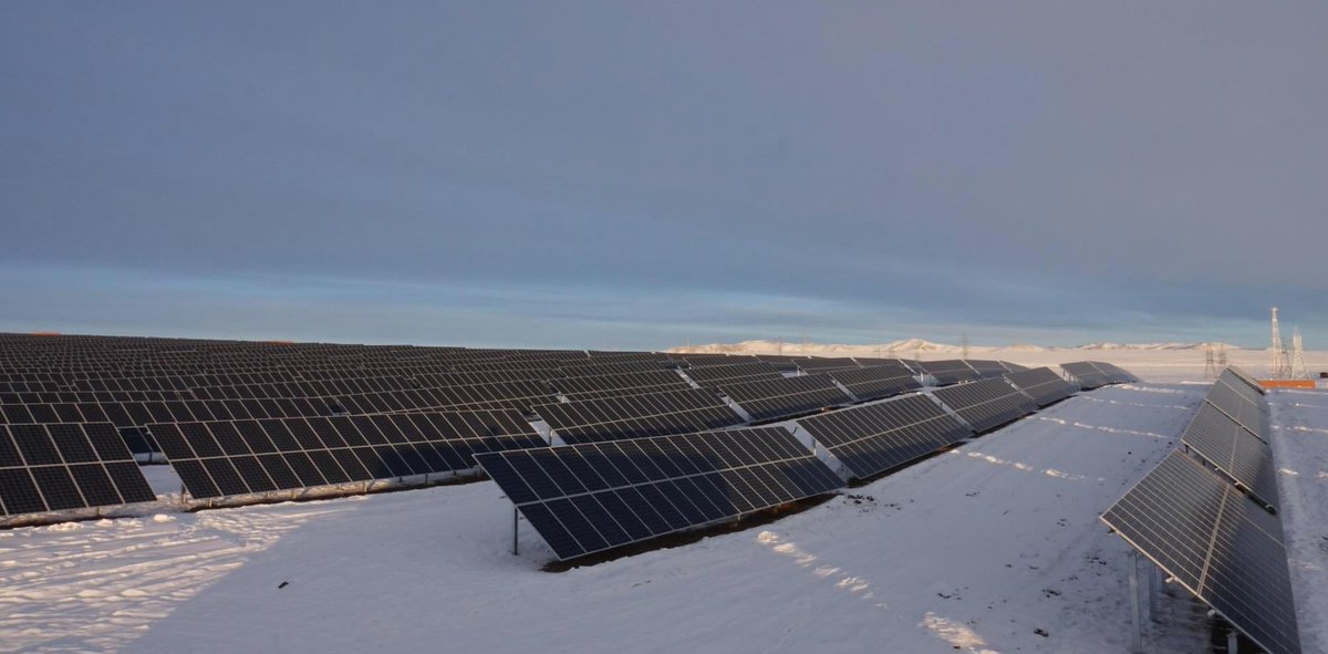 2017 онд ашиглалтад орсон Дарханы 10 мвт хүчин чадалтай нарны цахилгаан станц нийт 32274 ширхэг нарны модуны тусламжтайгаар жилд 14.1 сая квт эрчим хүч үйлдвэрлэж, 20 мянган өрхийг сэргээгдэх эрчим хүчээр хангадаг бөгөөд жилд 14 мянган тонн хүлэмжийн хий ялгаруулахаас сэргийлнэ.