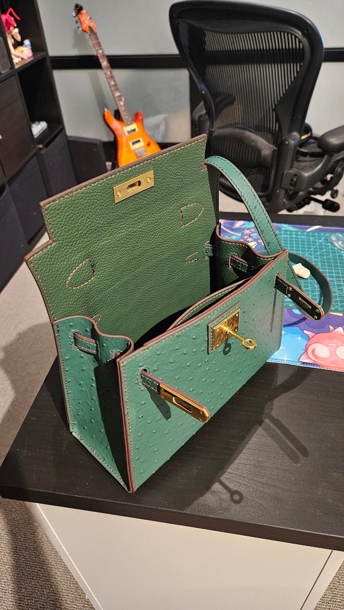 This week in my leathercraft adventures:

Tried out ostrich leather for the first time and a new bag shape (found out like half way through this kind goes for like 20k 💀) 

Next week it's back to wallets yippeeeee