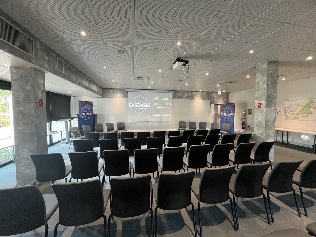 ArnaudGEORGES83's tweet image. Après avoir rassemblé près de 2500 personnes hier soir, l’équipe de @Nouv_Energie autour de @davidlisnard se remet au travail pour le séminaire des cadres de notre mouvement ! 

Lespérance d’une grande nation est à la mesure de son énergie ! #Lisnard 

Au travail !