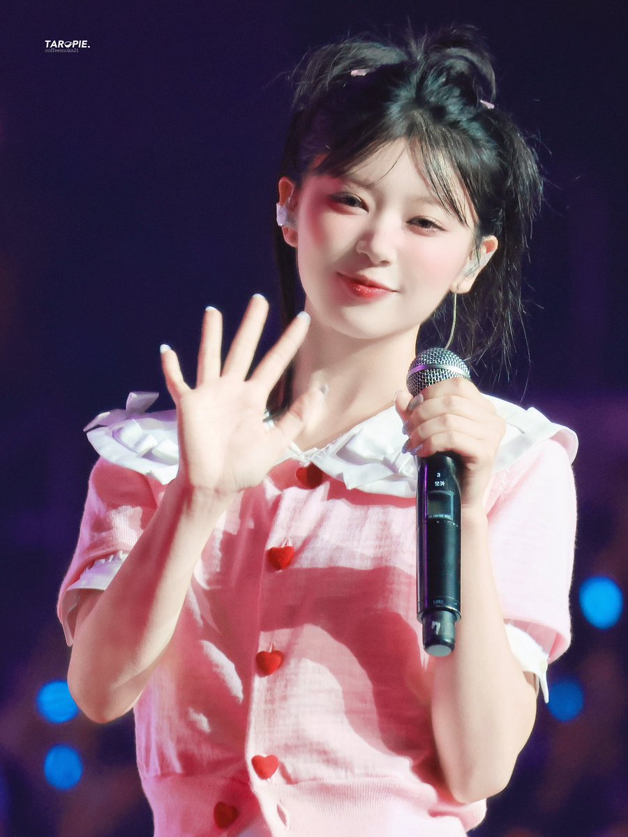 <a href="/yshucua/">Cua 26th Birthday 🎂</a> Miori menerima mic yang diberikan oleh Ayuma dan melambaikan tangannya kepada tamu undangan.

"Selamat siang menjelang sore keplaks! Aku mau nyampaiin beberapa kata sebagai perwakilan keplaks. Huhuhu sedih banget ternyata kita udah waktunya habis ya?" senyum terukir diwajahnya.