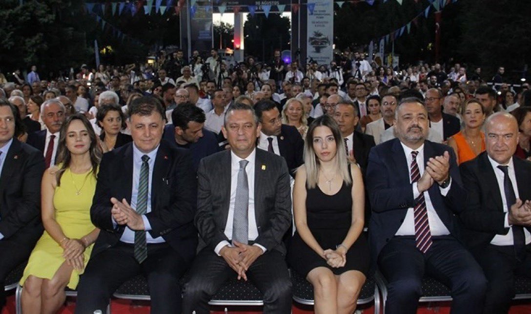 Hiç onlara kızmayın. Onlar size en çok küfredeni “onur konuğu” yapıyorlar. 

Siz ise sizin için canla başla çırpınan herkesi sahipsiz bıraktınız. Kızacaksanız kendinize kızın.