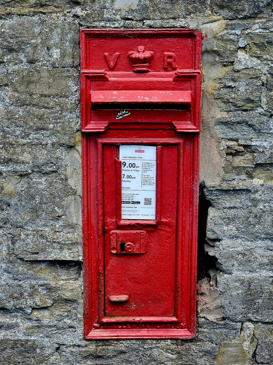 HikingManchest1's tweet image. Good morning 📮.Here&apos;s a nice Victorian specimen in a stone wall with a bonus moth 🦋
#postboxsaturday #SpottedonmyWalk