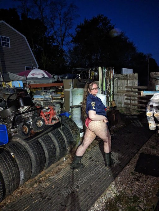 Leon cosplay photoshoot is available on my sub sites.   I love this one. https://t.co/ggc2ALD71w