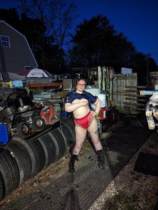 Leon cosplay photoshoot is available on my sub sites.   I love this one. https://t.co/ggc2ALD71w