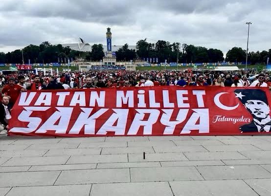 Jiletli mansur tezahüratlarını, taraftarlarımıza yapılan çatal bıçaklı saldırıyı, stada sokulmayan Atatürk pankartını görmezden gelip, ‘Vatan Millet Sakarya’ sözünün sahibi Sakaryamızın ve şehrimizin takımı #Sakaryaspor umuzun ilgili maçtan günler sonra hedef gösterilmesini