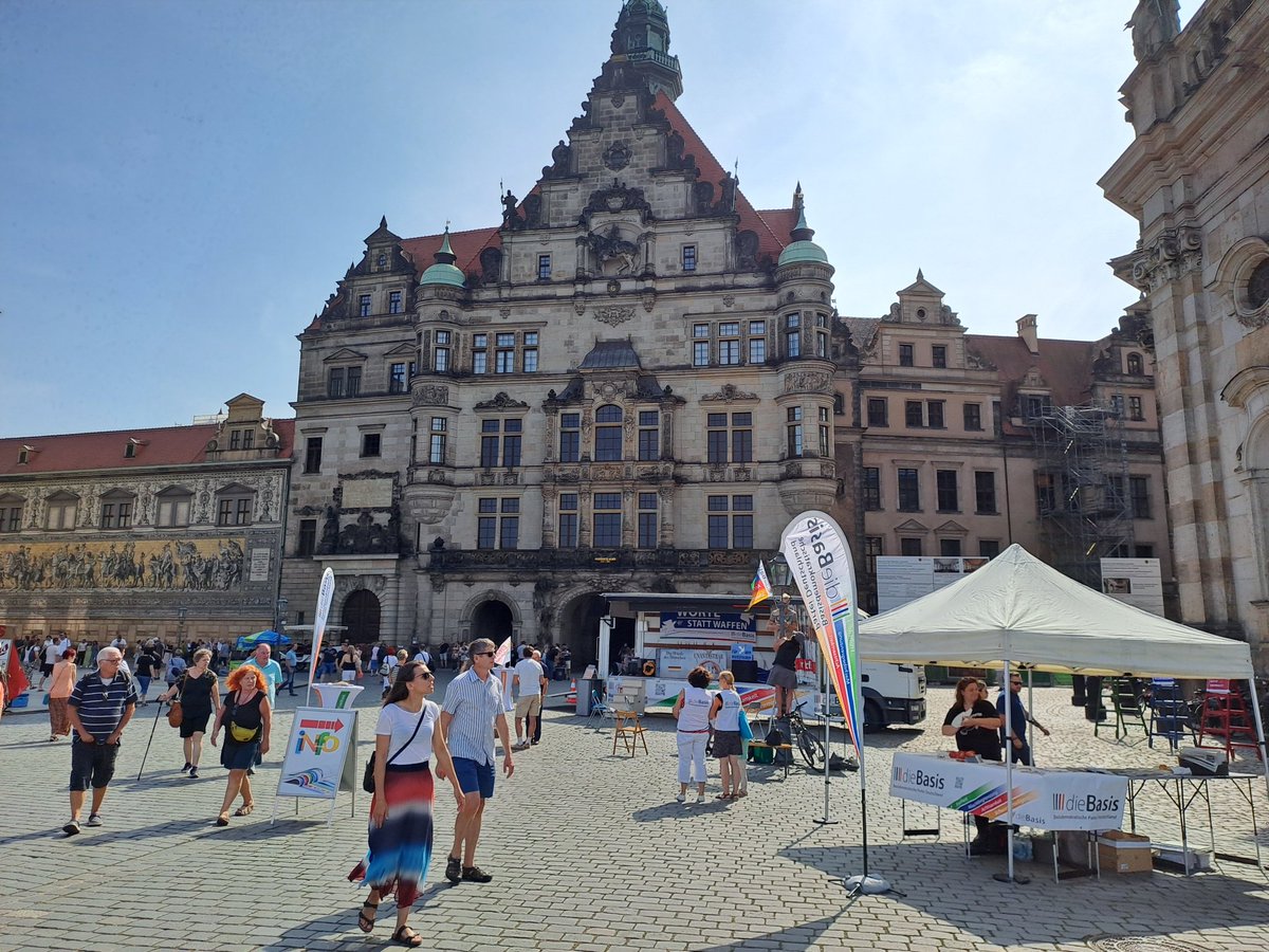 #dieBasis Raodshow in Dresden auf dem Schlossplatz. Kommt gern bis 18 Uhr noch vorbei und stellt uns eure Fragen.
Miteinander füreinander.
#LTWsn24
