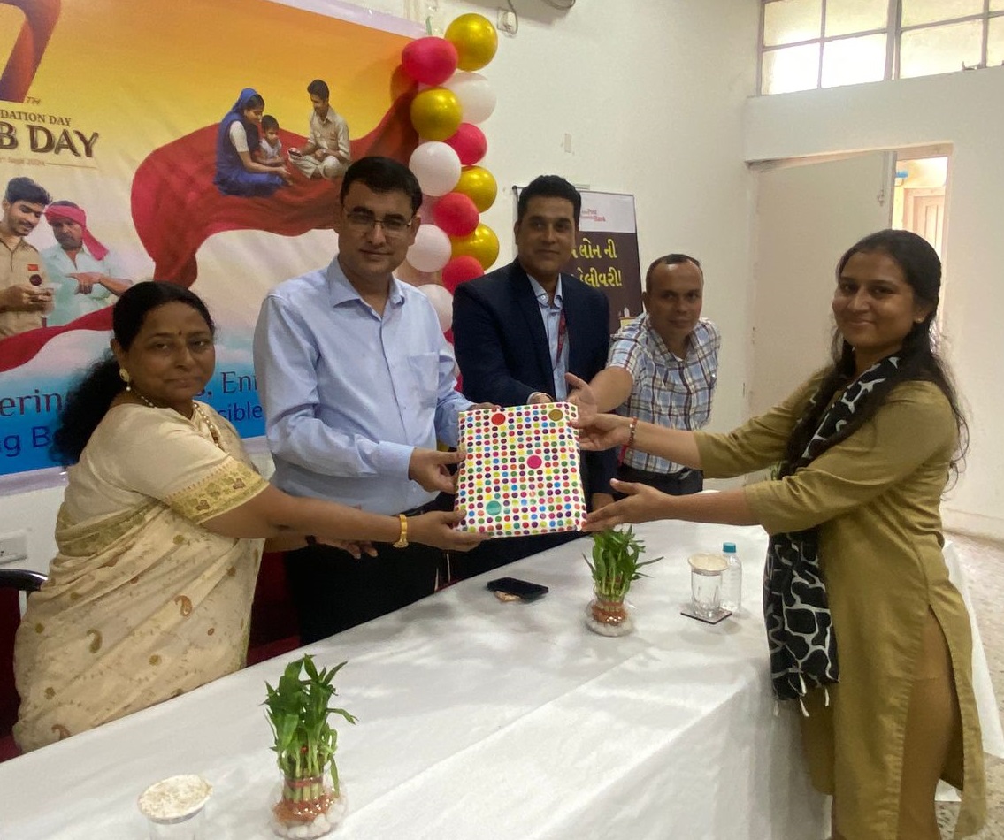 pmgnorthgujarat's tweet image. Celebrated 7th Foundation Day of #IndiaPostPaymentsBank at #AhmedabadGPO.
Shri #KrishnaKumarYadav, Postmaster General, #AhmedabadHQRegion graced the function.

#indiapost #ippb #apkabankapkedwaar #postoffice 

@IndiaPostOffice 
@JM_Scindia 
@PemmasaniOnX 
@IPPBOnline 
@kkyadava