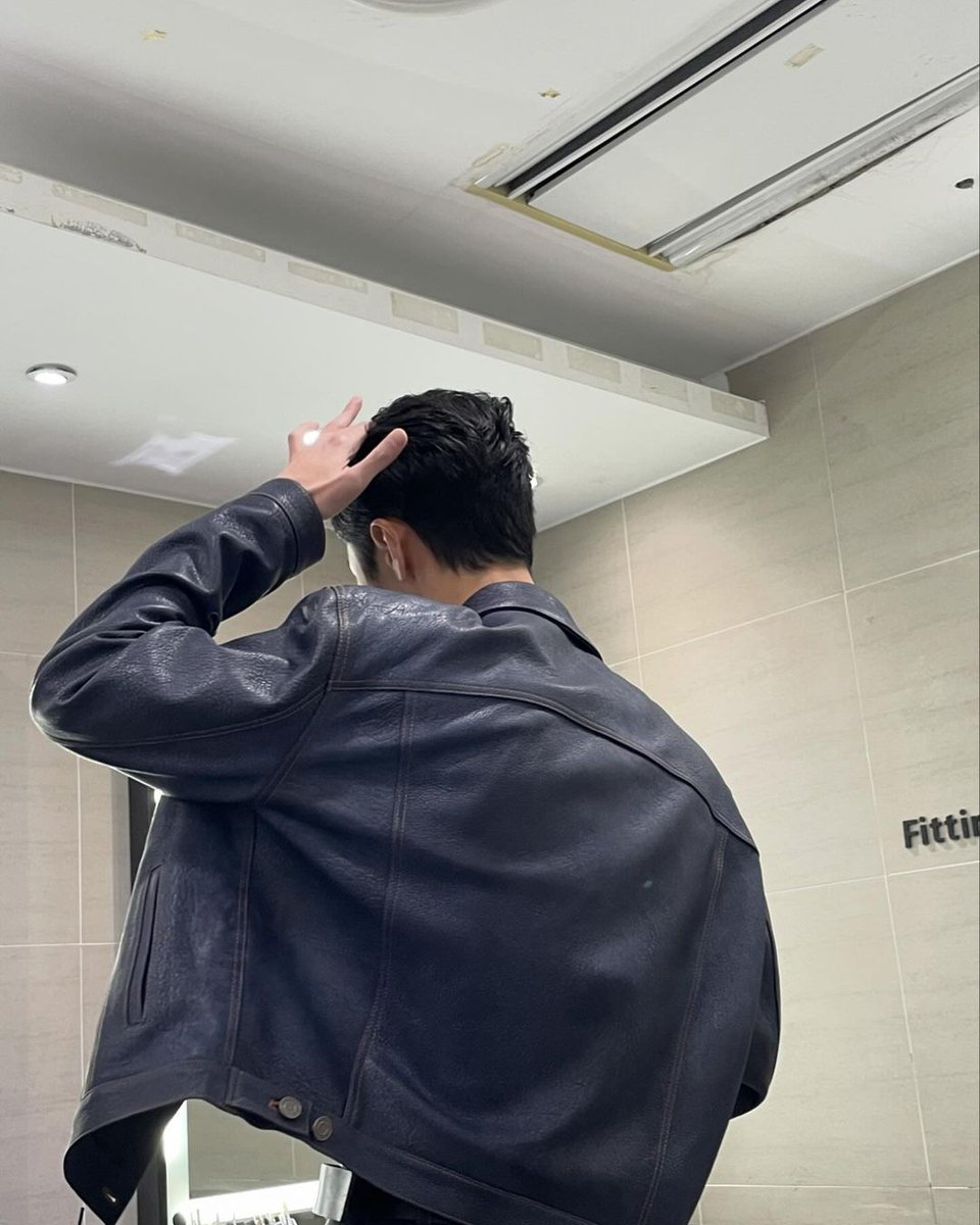 아 재욱이 뮤뱅계단에서 찍었냐곸ㅋㅋㅋ
다리길이봐