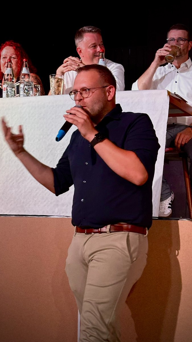 Am vergangenen Donnerstag hatten wir einen sehr schönen Kreisparteitag. Highlight: Die Rede von <a href="/GordonSchnieder/">Gordon Schnieder</a>. Ich selbst darf ab sofort als Stv. Kreisvorsitzender der CDU Neustadt/Wstr. etwas bewegen. Vielen Dank für das tolle Ergebnis. #CDU #WIRliebenHeimat <a href="/cdurlp/">CDU Rheinland-Pfalz</a> @cdu