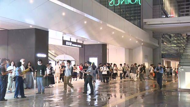 livedoornews's tweet photo. 【搬送】横浜駅近くで女性転落、通行人が巻き込まれ2人とも心肺停止の重体
https://t.co/LoaUf80iTW

31日午後6時ごろ「女性2人が倒れている」と110番通報があった。「NEWoMan横浜」の屋上から10代から20代とみられる女性が転落し、下を歩いていた20代から30代とみられる女性とぶつかったとみられる。 https://t.co/e7xH5T1nLe