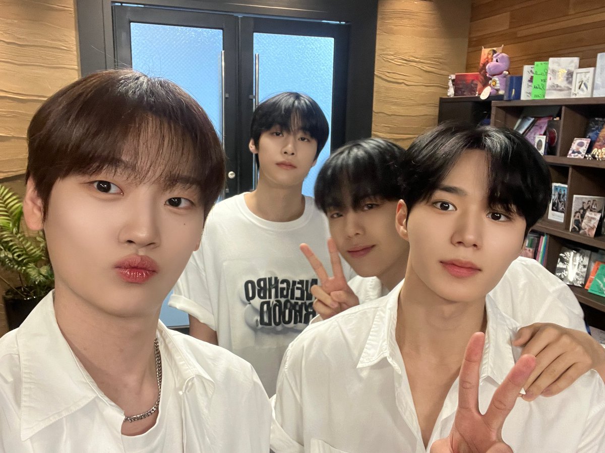 밤 하늘의 별 보다 빛나는 위아이와 함께하는 여름 날✨ 함께해 주셔서 감사합니다💙

#위아이 #WEi
#LOVE2YOU