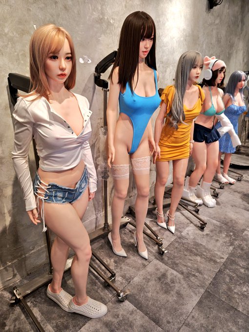 例のラブドールショールームの見学に行ったけど新品もあるし勉強してた今回もかなり有意義だわ。 