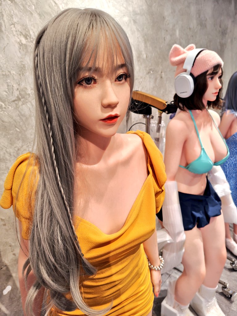 例のラブドールショールームの見学に行ったけど新品もあるし勉強してた今回もかなり有意義だわ。 