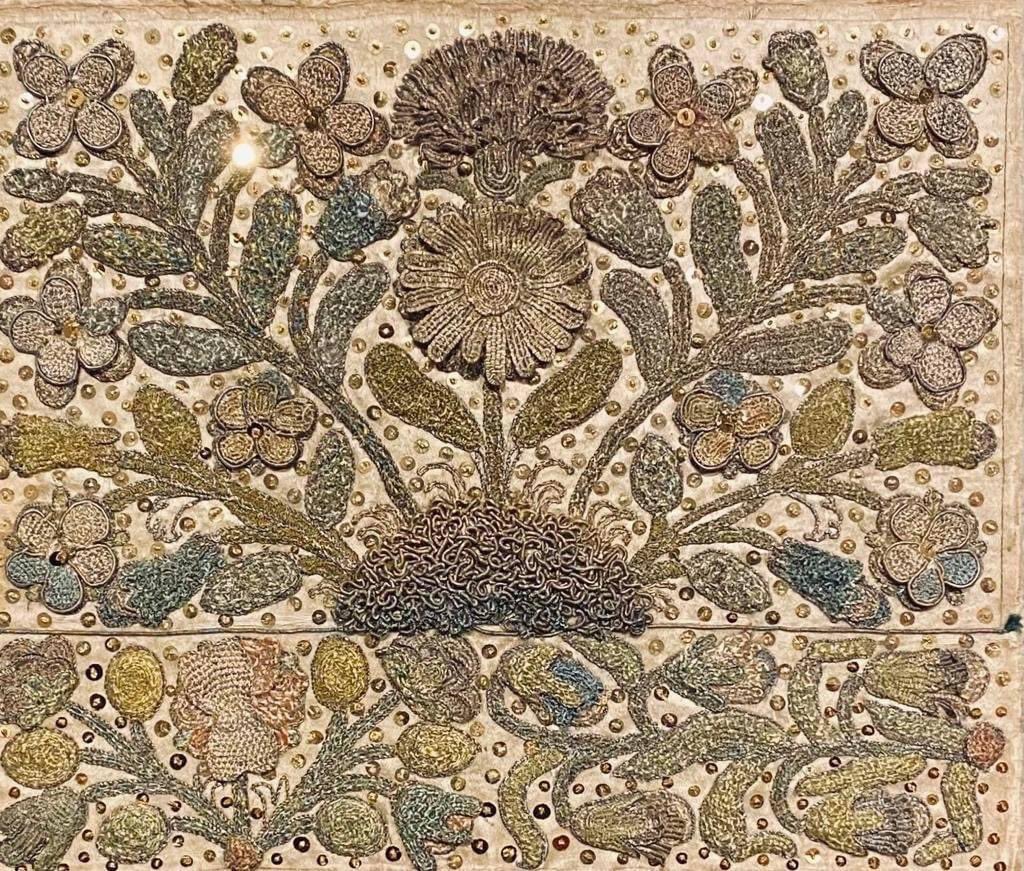 This 17th-century panel from our archive, laden with metal threads, is stupendous. It glimmers in the light, aided by gold spangles sewn onto its silk ground. When it comes to this panel, all that glitters IS gold! ✨