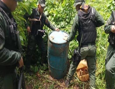 Efectivos de la #FANB durante labores de patrullaje, localizaron una base logística con mil novecientos litros (1.900) de combustible tipo gasolina, almacenados en quince (15) envases plásticos de diferentes capacidades; partes y piezas de motores fuera de borda y un (01)
