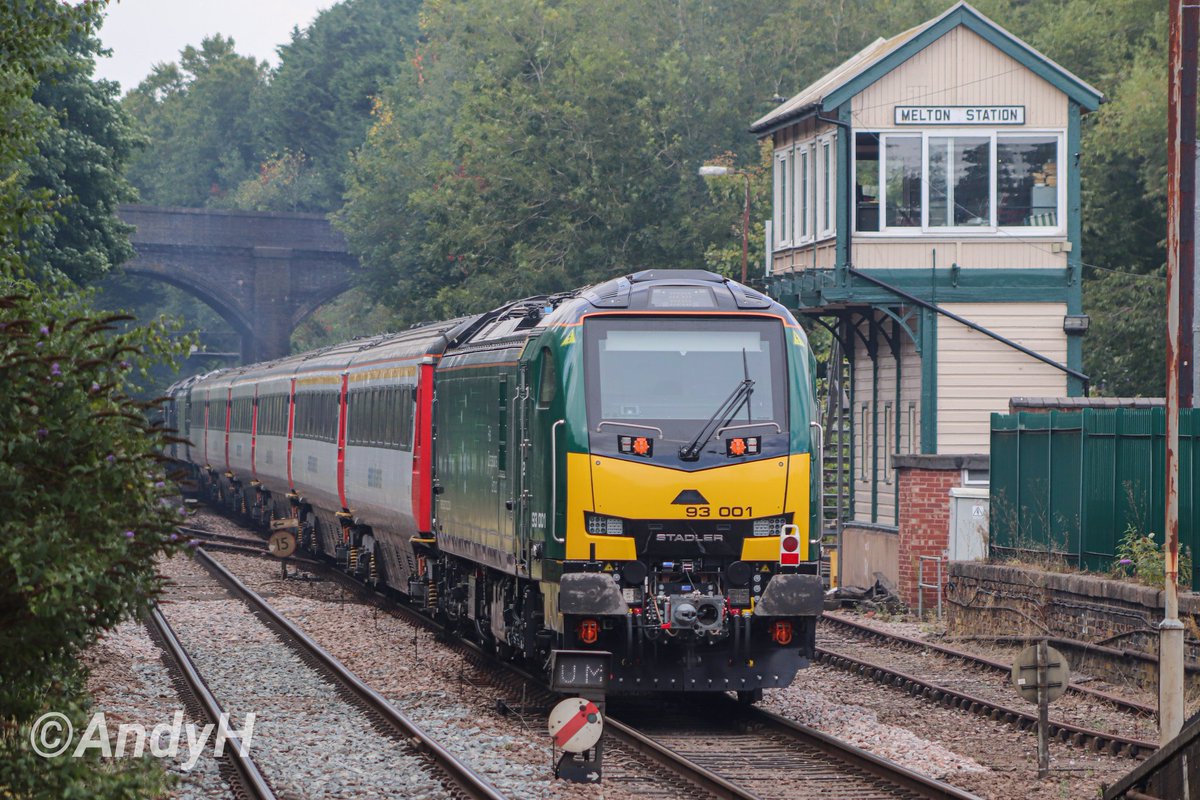 holtona72's tweet image. #StadlerSaturday A trip to Melton Mowbray this morning to see the first 2 @RailOpsGroup new #Class93 locos heading to the Old Dalby test track. 5Q58 from Castle Donington is seen departing past the box after running round in the loop at Melton with 93001 on the rear #ROG 31/8/24