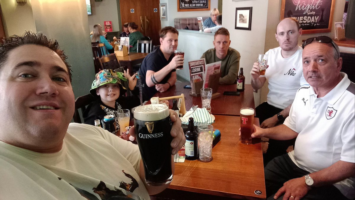 gavin_321's tweet image. Having a few drinks with the lads and mini me then hopefully a much needed 3 points at home to livi! 🍺💙⚽️ #montherovers #exchequer @RaithRovers @DavidMackay84 @ChrisFevre @NarkMewell12