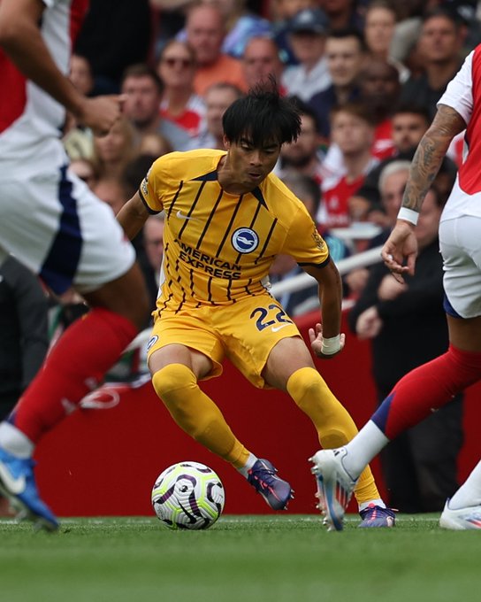 Kaoru takes on the Arsenal defence. Come on Albion!