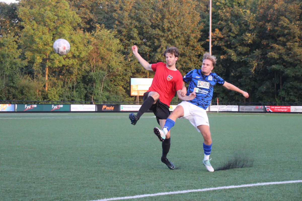Oefenwedstrijd VV Hardegarijp - ONB 2-1

Dinsdagavond was de laatste oefenwedstrijd voor de bekercompetitie. VV Hardegarijp, die vorig jaar 2e geëindigd was in de 3e klasse, was nu onze tegenstander. 

vvonb.nl/1/413/oefenwed…
