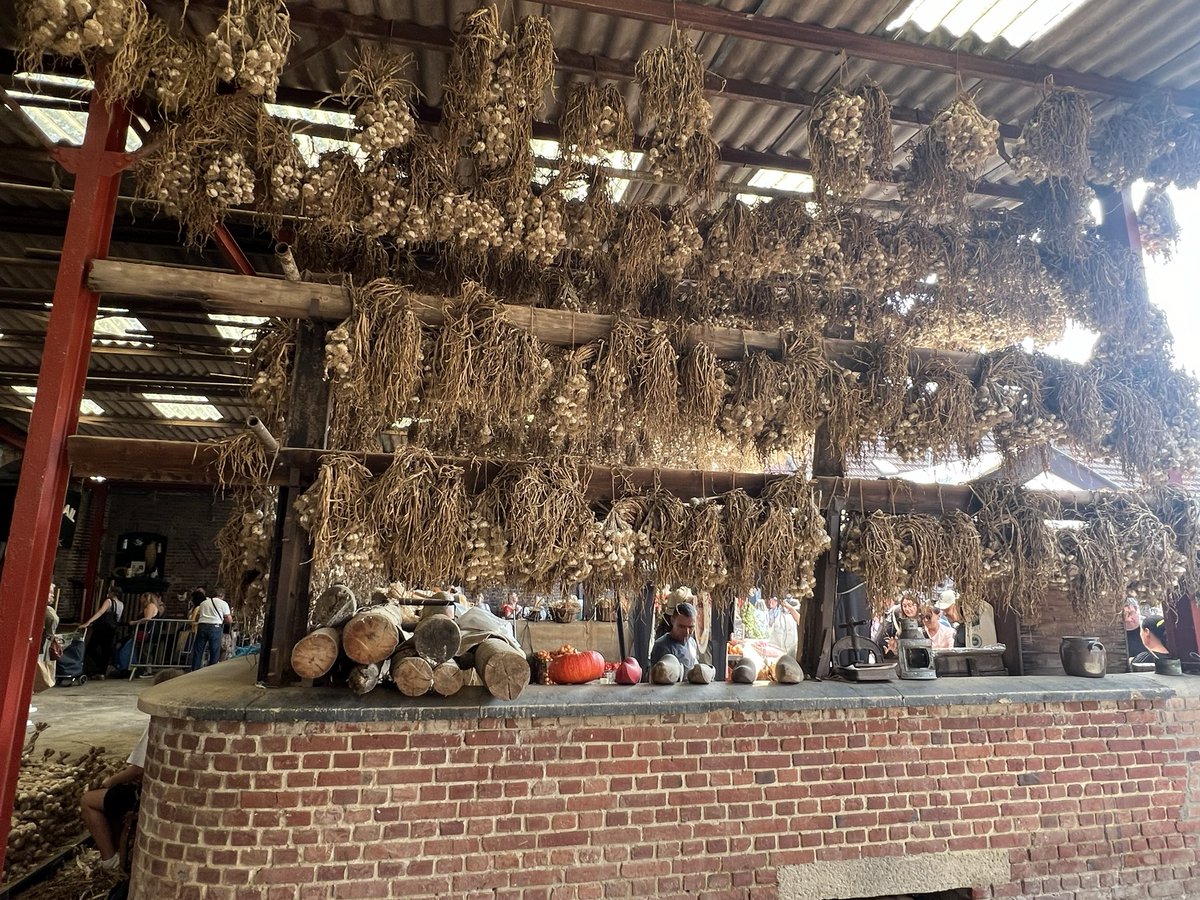 Ce matin dans la belle ville d’Arleux avec son Maire <a href="/BrunoVandeville/">VANDEVILLE Bruno</a> nous inaugurions la 63e foire à l’ail où déambulent des milliers de visiteurs sous le soleil du Nord. 
<a href="/prefet59/">Préfecture de la région Hauts-de-France et du Nord</a> <a href="/hautsdefrance/">Région Hauts-de-France</a> <a href="/Senat/">Sénat</a> <a href="/departement59/">Département du Nord</a> <a href="/jpflallaing/">Jean-Paul FONTAINE</a>