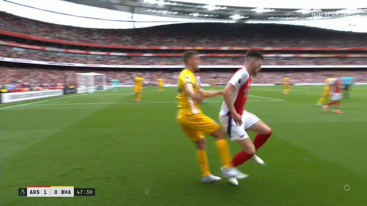 afcstuff's tweet photo. Declan Rice is sent off for THIS? 🤬 https://t.co/kfd6VNGw1x