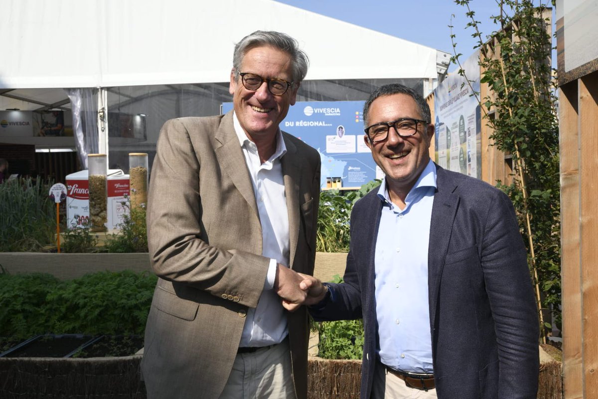 Vivescia's tweet photo. [#FoiredeChalons] Rencontre et échanges avec
@xavieralbertini ce matin dans le Village VIVESCIA autour de notre programme d’#AgricultureRégénérative #TRANSITIONS et des perspectives futures. #Filieres #Resilience #Competitivite #Capsur2025 https://t.co/ot2ReYGrvK