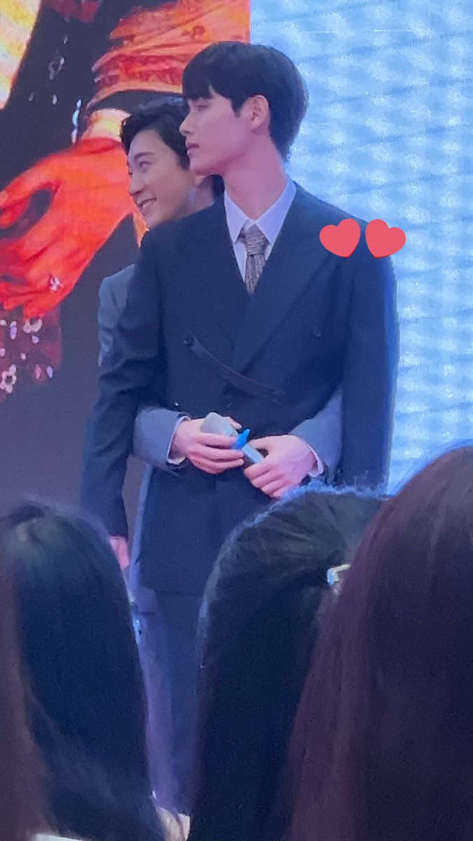 zhouzishoots's tweet photo. dai hugs shun like this when shun cooks at homeeee
#DaiShunFMinShanghai https://t.co/8oNjhFUT53