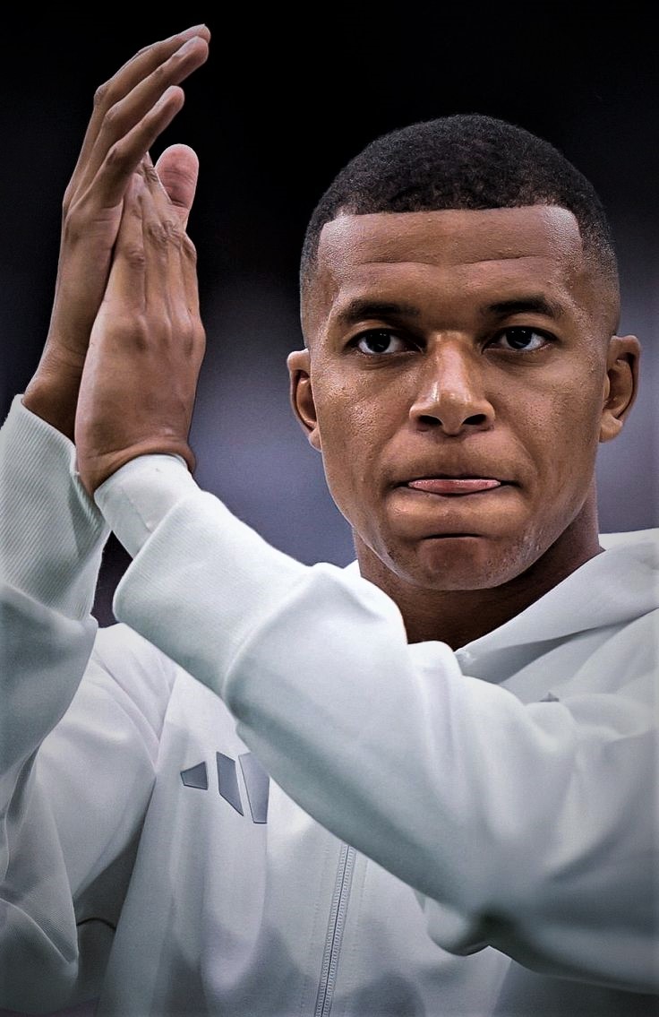 AdriRM33's tweet photo. En su barco siempre @KMbappe 🤍 https://t.co/GAaHLvN1Cc