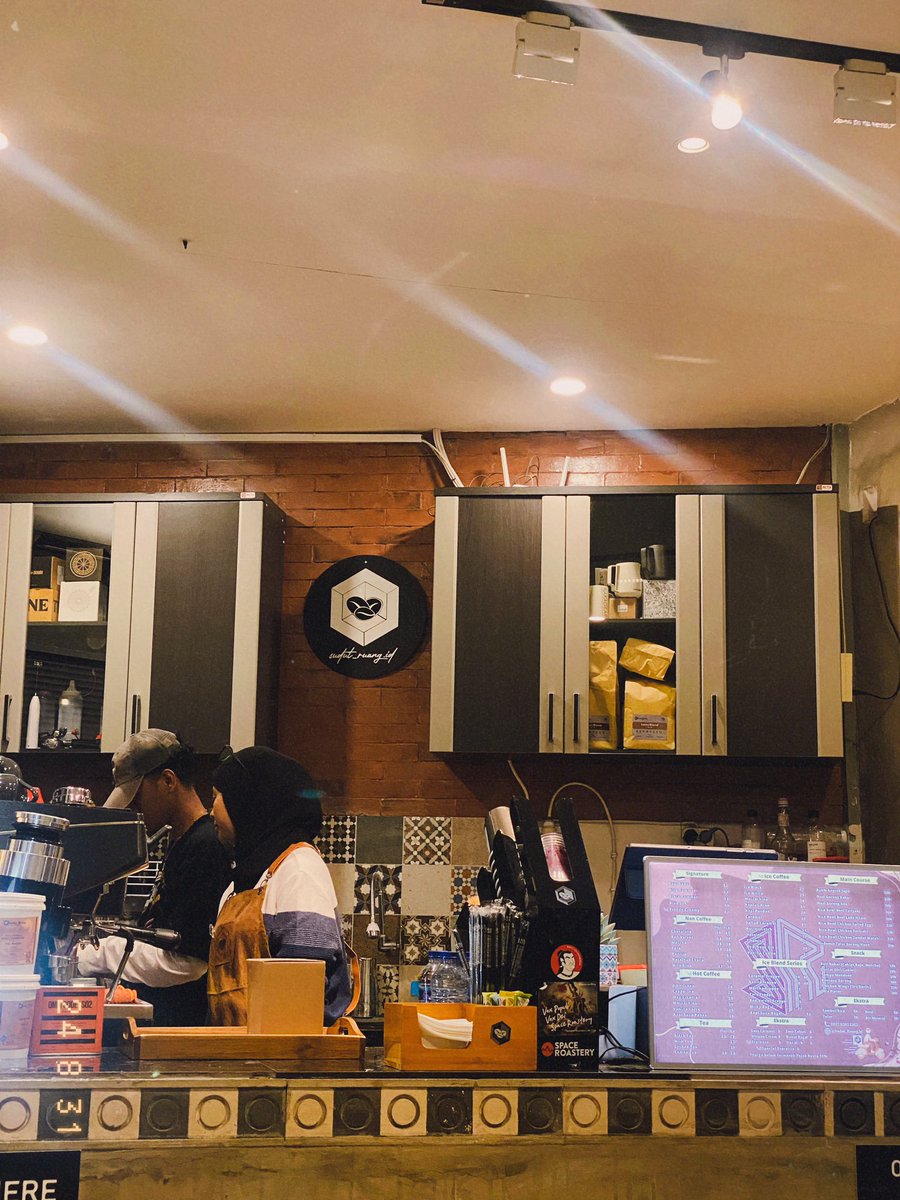 rryanggrreini's tweet image. malam minggu ngedate sama diri sendiri, setelah seharian mengejar setoran 🥹🥹
📍Sudut Ruang Coffee, Timika, Papua Tengah 
#timika #sudutruangcoffee #mulaiajadulu