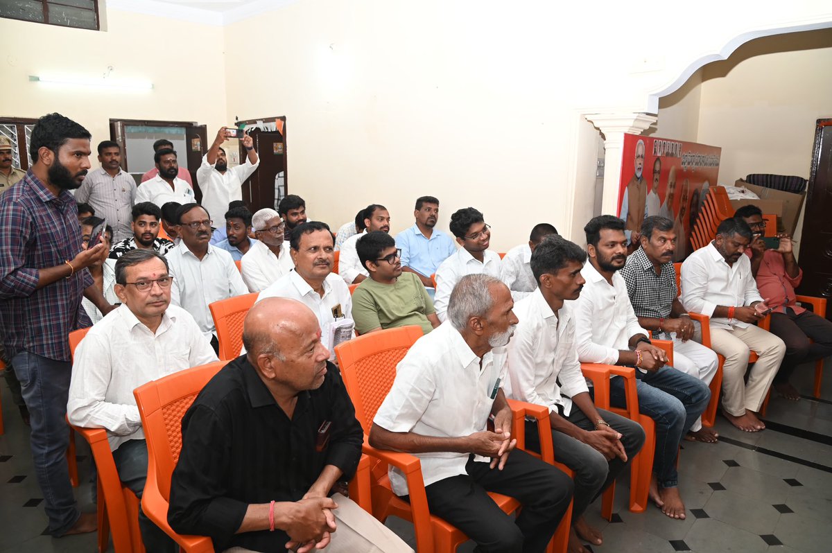 భారతీయ జనతా పార్టీ సభ్యత్వ నమోదు కార్యక్రమం - 2024లో భాగంగా కరీంనగర్ పట్టణంలోని 174వ బూత్ లో ఏర్పాటు చేసిన బూత్ కార్యశాలను ప్రారంభించడం జరిగింది. కొత్త సభ్యుల సభ్యత్వ నమోదు కార్యక్రమాన్ని జోరుగా చేయించాలని భారతీయ జనతా పార్టీ బూత్ కార్యకర్తలకు సూచించడం జరిగింది.