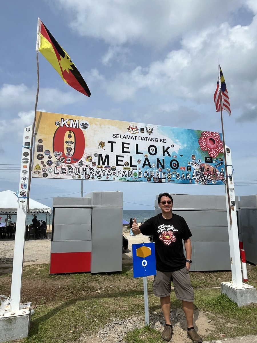 CurtisSChin's tweet photo. From this western tip of East Malaysia, and the start : 0 km marker of the pan-Borneo highway: happy #MalaysiaIndependenceDay #MerdekaDay #IndependenceDay Merdeka Day weekend to all! 🎉🥳🎊#August31 https://t.co/yHux2RvLEz