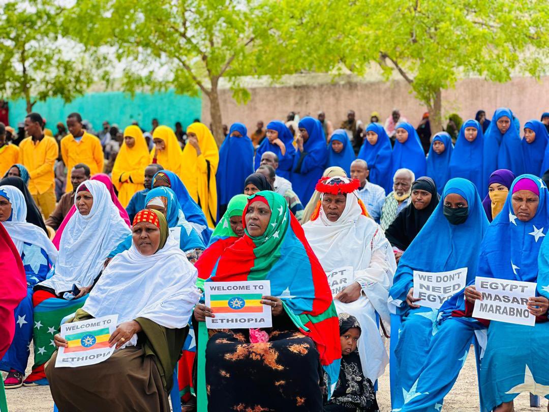 NatnaelMekonne7's tweet photo. ግብጽ በሶማሊያ ያሰማራችውን ወታደሮች በመቃወም የዋጅድ አካባቢ ነዋሪዎች ዛሬም አደባባይ በመውጣት አውግዘዋል:: https://t.co/m4V1HHlqol