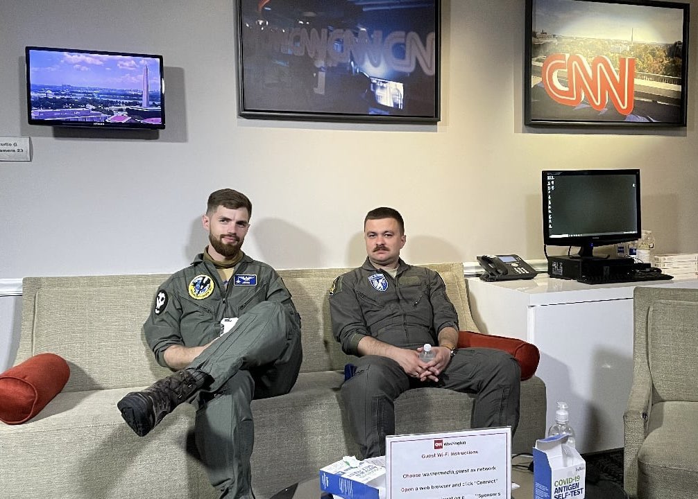 І Мунфіш, і Джус мають отримати визнання від держави та звання Героїв України посмертно. 

Вони зробили колосальну роботу, щоб у нас зʼявилися F-16.

Це факт, який визнає наше командування. Це факт, про який розповідають американські сенатори, льотчики та не тільки. 

Але вони