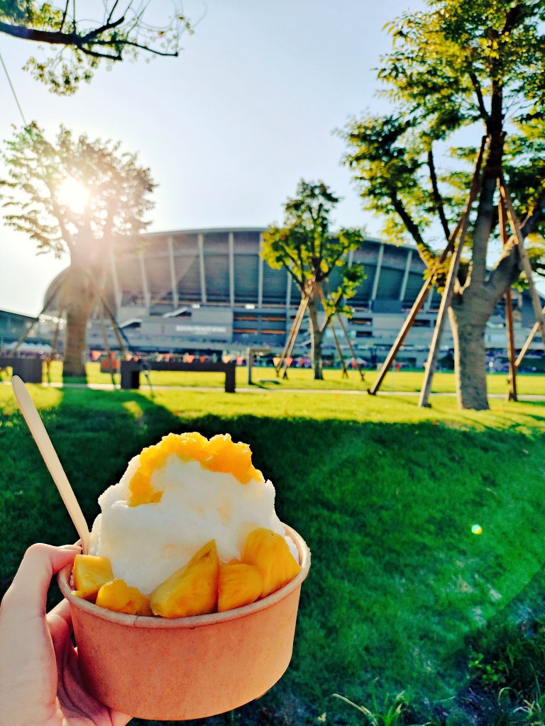 erichanMAY5's tweet photo. 暑すぎて汗ダク🥵🥵🥵
＃ひろしまスタジアムパーク の ＃DOUBLEFLAT にてパイナップル氷食べてめっちゃ生き返った😄🎶🎶
パイナップルの果肉ソースがかかってて外にも中にもカットパイナップルがゴロゴロ入っててめっちゃおいしい😋💕
＃サンフレッチェ広島
＃かき氷 https://t.co/lft0fj74Zj